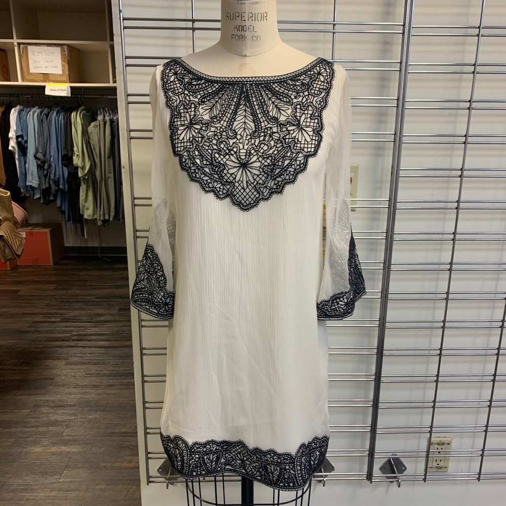 Alice + Olivia knee Silk dress